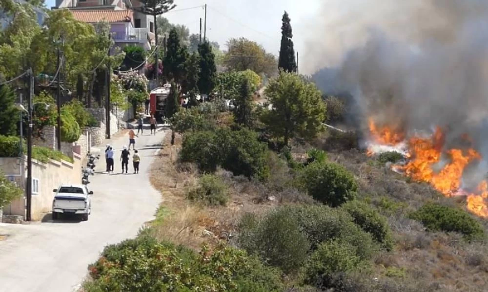Κεφαλονιά: Εκτός ελέγχου η κατάσταση - Μάχη σε δύο μέτωπα